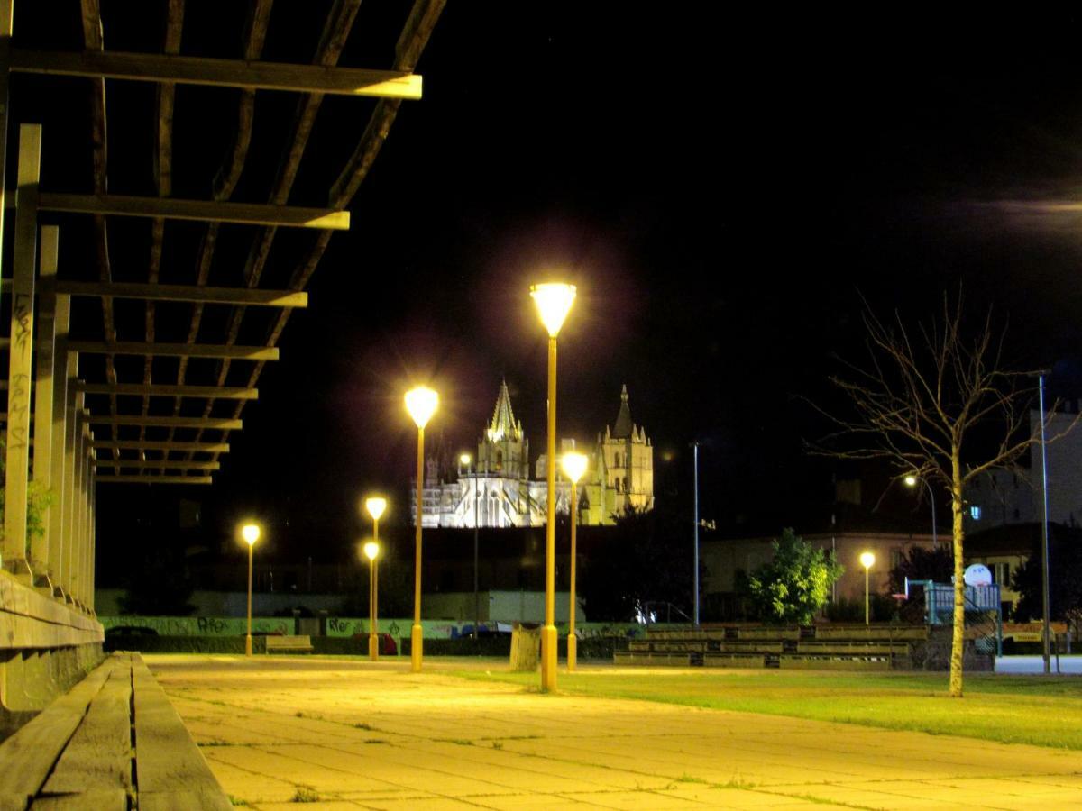 Apartmán Www Parques De La Catedral Travel Com Parking Privado Gratis León Exteriér fotografie